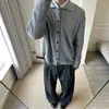 Cardigã de malha waffle retrô americano com uma vibe descontraída para homens e mulheres, adequado para primavera, outono e inverno, jaqueta casual de corte limpo