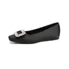Wei Wei Girl 22-1 Sapatos de Salto Baixo Quadrados Femininos Verão Fundo Plano 2026 Novo Fivela Quadrada Strass Combinando Sapatos Loafer para Saia