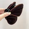 ¡Marrón Té Caramelo! Pinza Triangular de Terciopelo de Alta Calidad con Lazo Pinza de Tiburón Nueva para Principios de Otoño Pinza de Viaje Estilo Occidental