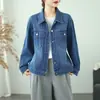Foto real de uma jaqueta jeans macia de cor sólida lavada casual para mulheres na primavera e no outono, com gola de lapela, estilo curto, mangas compridas