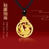 Colgante de pareja de dragón y fénix dorado en la tienda. Colgante de dragón y fénix cuadrado de la marca Chengxiang para hombre y mujer. Joyería de oro con arena de Vietnam.