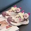 Tênis Respiráveis Anti-Odor de Malha Dupla Novos para Outono de 2026 para Meninas, Sapatos de Pai Fofos com Desenho Animado, Sola Grossa Antiderrapante, Modernos