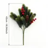 Decoración de arreglo floral navideño transfronterizo con ramas artificiales, ramas de pino adornadas con frutos rojos, plantas verdes artificiales de decoración para el hogar de plástico