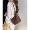Capa Superior Cuero Vacuno Bolso Tejido Hecho a Mano 2025 Nuevo Estilo Vacacional Retro Ligero Bolso de Hombro Tipo Cubo Bolso Cruzado de Cuero Genuino para Mujer