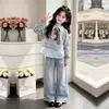 Moletom com Capuz Longo Estilo Academia para Meninas Primavera e Outono Jeans Solto Moderno Casual Conjunto de Duas Peças Estilo Coreano para Crianças Pequenas e Grandes