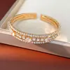 Pulseira aberta em formato de diamante de três camadas com zircônias cúbicas cravejadas, versátil, moderna e elegante, um acessório de luxo leve com toque de alta qualidade, projetada para mulheres