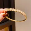 Pulsera con Hebilla de Flecha Ovalada de Circonita Bañada en Oro Real de 18 Quilates Estilo Lujo Ligero Joyería de Mano de Gama Alta Personalizada de Nicho Europeo y Americano para Mujeres