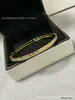 Pulseira V dourada de alta qualidade com padrão de diamante para mulheres, versões estreita e larga, gravação de precisão CNC, pulseira de luxo leve estilo Chanel, atacado do fabricante e entrega direta