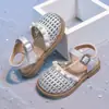Sandalias con Diadema para Niñas 2026 Verano Nuevo Huecas Niñas Pequeñas Verano Frescas Tejidas Suela Suave Zapatos de Princesa para Niñas