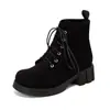 Botas de couro femininas de bico redondo em camurça estilo Europeu e Americano, com cadarço frontal, botas Martin, botas curtas, salto médio, calçados femininos, vendas diretas da fábrica