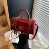 Bolso Cruzado para Mujer, Bolso Pequeño Personalizable con Candado para Mujer, Bolso Cruzado de Hombro Único Portátil Retro Brillante de Gama Alta con Colgante Exquisito para Mujer