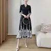 Elegante y sofisticado vestido de alta gama para mujer, moderno vestido midi de punto tipo cárdigan con cuello de solapa estampado, holgado y estilizado, estilo Issey Miyake