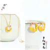 Set de Joyería Étnica Chapado en Oro de Xinjiang con Pendientes de Pluma de Perla Incrustados de Diamantes y Colgante, Cadena Versátil de Alta Gama para la Clavícula