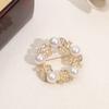 Broche circular de cuentas blancas nuevo, personalizado, combinable, estilo Chanel, pequeño, de alta gama, para traje, elegante, para decorar con ramillete.