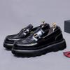 Mocassins Masculinos Confortáveis de Solado Grosso para Negócios Casuais que Aumentam a Altura com Slip-Ons de Couro Brilhante Metálico em Estilo Britânico com Saltos Grossos