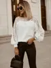 Nova coleção de primavera e outono de suéteres de malha fina, com intrincados designs em renda, mangas compridas e uma mistura de caxemira e lã para um look moderno e versátil.