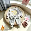 Conjunto de moletom com estampa de estrelas e urso de desenho animado para crianças e bebês, forrado com fleece e quentinho, com calça jogger, adequado para meninos e meninas, roupas de outono e inverno para crianças