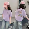 Camiseta Manga Curta Infantil Feminina com Estampa de Desenho Animado com Letras, Novo Estilo de Verão, Blusa Soltinha Estilosa 100% Algodão para Crianças e Meninas