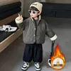 Ropa de Otoño e Invierno para Niños Conjunto de Tres Piezas de Chaqueta de Béisbol de Algodón Nuevo Invierno 2026 Conjunto de Sudadera con Forro de Felpa para Niños