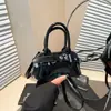 Bolsa de Concha Retrô Estilosa Europeia e Americana, Bolsa de Ombro Fashion e Elegante, Bolsa Transversal Versátil e Simples para Mulheres, Mini Atacado