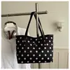La popular bolsa de mano de estilo fresco para mujer de este año es el nuevo bolso bandolera de color block de lunares de verano 2026, adecuado para ir al trabajo y como bolso de hombro.