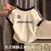 Camiseta Deportiva de Manga Corta con Pliegues de Tres Barras en el Hombro Derecho Estilo Americano para Mujer con Diseño de Nicho, Top Corto Dulce Sexy Ajustado