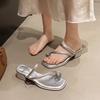Sandalias planas de nuevo estilo 2025 para verano para mujer, exquisitas y modernas slip-ons de pedrería, sandalias francesas nicho de alta gama