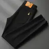 Jeans blancos de alta gama italianos para hombre, estilo de negocios, corte ajustado, pantalones largos elásticos, modelo fino de seda helada para el verano 2026