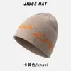 Gorro de tricô jacquard bloqueado por cores de alta elasticidade, espessado em camada dupla, com letras, para homens e mulheres, novo gorro quente de outono e inverno para atividades ao ar livre