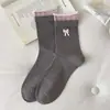 Calcetines Serie Color Maillard Otoño Nuevo Estilo Gris Rosa Estampado Floral Botón de Moño 3D Calcetines Rayados de Media Pantorrilla