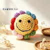 Pequeña abeja tejida a mano con hilo, cara sonriente colorida, girasol, naranja, pez koi, cabeza de flor de fresa, colgante, accesorios para ramo