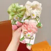 Goma para el pelo con colgante de flor de fresa estilo coreano, un accesorio para el cabello alegre y dulce para que los niños recojan su cabello en un moño
