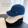Gorra de béisbol de mezcla de lana suave y mullida para mujer, cálida y versátil para otoño e invierno, estilo ecuestre con un pequeño logotipo metálico