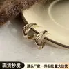 Venta al por mayor del fabricante Pendientes de Oro Franceses de Media Luna para Café para Mujer, Pendientes de Diseño Nicho de Alta Gama, Aretes de Presión, Nuevo Modelo 2026