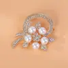 Broche de aleación y perla para mujer al por mayor, pin de flor dulce de temperamento de alta gama, accesorio de corsage versátil anti-luz