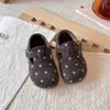 Sapatos Birkenstock para Meninas Inverno Mais Veludo Quente Bolinhas Menina Pequena Sapatos de Algodão Infantil 2026 Novo Retro Sapatos de Couro para Bebê