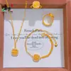 Tienda de Oro Mismo Estilo Collar de Cubo de Azúcar Filigrana con Incrustaciones de Diamantes Brillantes, Pulsera Cuadrada Cepillada Color Oro, Regalo de Moda de Lujo Ligero para Novia