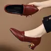 Populares zapatos de mujer con tacón grueso, nuevos zapatos de cuero para mujer con suela blanda otoño 2026, cómodos zapatos de caña baja para madres