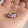 Anel Brilhante Roxo com Diamantes Inteiros para Mulheres, Estilo Vintage Old Money, Anel Exquisito e Moderno para Dedo Indicador, Anel de Luxo Leve de Nicho de Alta Qualidade