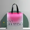 Sacolas TNT Personalizadas para Lojas de Roupas, Sacolas de Compras Impermeáveis para Roupas, Sacolas Tote Bag TNT, Sacolas Ecológicas Estampadas em Cores em Estoque