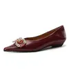 Zapatos de Tacón Cuña Punta Fina 3685-K77 con Hebilla de Metal y Pedrería, Mocasines Versátiles de Gamuza de Boca Baja, Zapatos para Mujer para el Trabajo