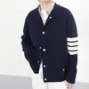 Chaqueta cárdigan de punto para hombre 2026 Nuevo Estilo Ligero Maduro Otoño/Invierno Camisa base Suéter rayado de cuello redondo elegante para hombre
