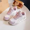 Tênis Esportivo Feminino 2026 Outono Novo Modelo Malha Respirável Fino Confortável Sapatos Forrest Gump Tênis de Corrida para Crianças Bebês Tendência