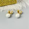 Suministro de fábrica temperamento simple viajero flash ojos aretes de perlas grandes diseño nicho aretes exquisitos para mujer en stock venta al por mayor