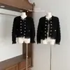Estilo barroco pequeño autobús viento invierno hebilla negro dorado abrigo de piel chaqueta corta cálida y ajustada