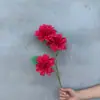 Flores artificiales en tonos rojos para la decoración de salones de bodas chinas, con rosas, hortensias y orquídeas phalaenopsis.