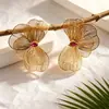 Pendientes Cruzados Dorados Florales Huecos Estilo Bohemio para Mujer Incrustados con Diamantes Rojo Rosa Ornamentos para Orejas de Alta Gama Celebridad de Internet Fotografía de Fiesta en la Playa