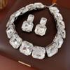 Conjunto de Brincos Quadrados Cravejados de Diamante e Colar Duas Peças, Moderno e Versátil, Brincos Elegantes Exagerados, Luxo Acessível e Acessórios de Vestir de Alta Qualidade