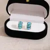 Brincos de Stud Azuis Cristalinos Super Brilhantes de Gelo Triturado Frio para Mulheres, Brincos de Luxo Leve de Nicho com Sensação de Alta Qualidade, Acessórios de Brincos Elegantes e Atmosféricos