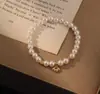 Pulsera de Perlas Atrae-Fortuna para Mujer con Colgante de Candado de la Suerte, Diseño de Nicho, Sensación de Alta Gama, Joyería de Pulsera Versátil